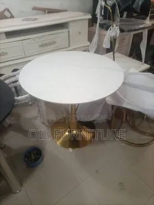 Modern Round Marble Dining Table tare da Gold Tulip Base