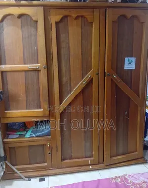 Babban Katako Wardrobe Mai Ƙofofi 3