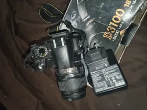 Nikon D3100 DSLR Mai Amfani da 18-55mm Lens