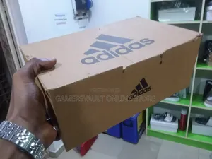 Gaskiyar Adidas Sidewalk Sneakers - Girman 44