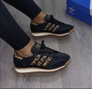 Adidas Sneakers - Sabon Zane, Ingantacce, Ga Maza Da Mata
