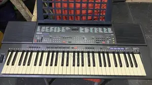 Yamaha PSR-500 61-Key Professional Keyboard Mai Amfani