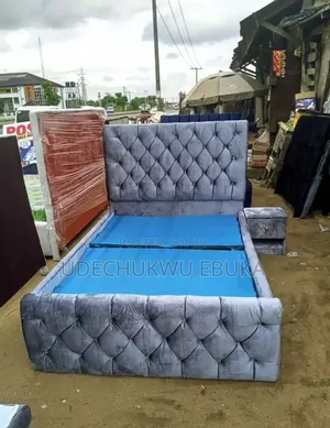 Luxury Upholstered Bed Frame da Side Stool