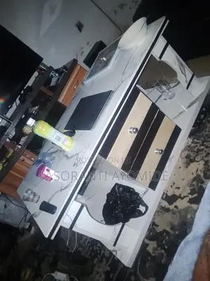 Teburin Tsakiya na Gida Interiors