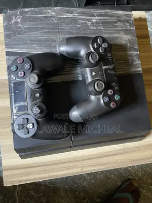 Hackable PS4 Console with 10 Games & 2 Controllers