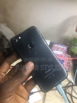 Apple iPhone 7 32GB Baki