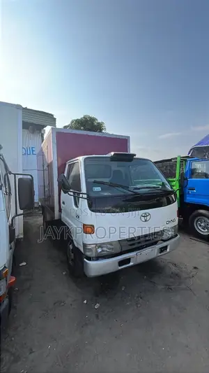 Toyota Dyna Box Truck (2002)