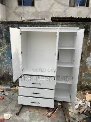Babban Wardrobe 5ft x 7ft Mai Kofofi 3, Mai Rataya da Aljihu