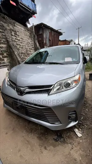 Toyota Sienna XLE 2019 Silver