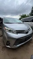 Toyota Sienna XLE 2019 Silver - 2