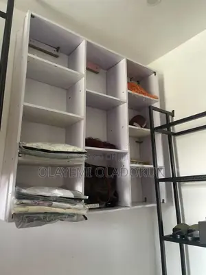 Wardrobe Rataye - An Yi Amfani Da Shi
