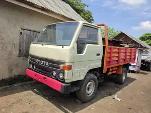 Toyota Dyna 150 (1998) Petrol