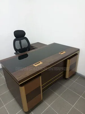 Kyakyawan Teburin Ofis Mai Girman 1.6m da Aka Shigo Da Shi, Mai Rabin Gilashi