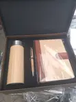 3-in-1 Corporate Gift Set tare da Flask, Pen & Notepad - 1