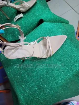 Sabbin Sabbin Takalma masu Tsini masu Launi Nude - Girman 38