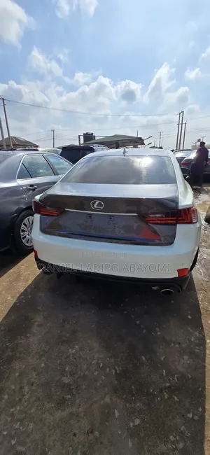 Lexus IS 2014 Fari