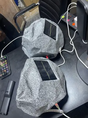 2-in-1 Solar Rock Speaker Mai Aiki