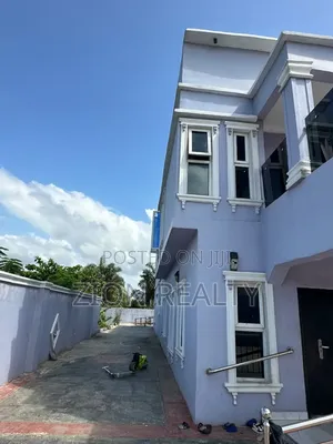 3 Bedroom Duplex Don haya a gefen Tekun Eleko