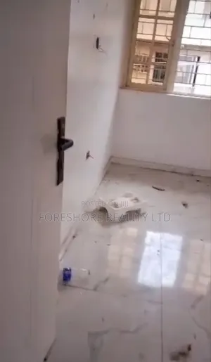 Babban Gida Mai Dakuna 3 Don Ofis a Toyin Street, Ikeja
