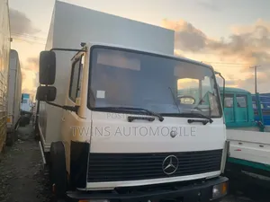 Mercedes-Benz 814 Akwatin Jikin Truck - 10 Ton