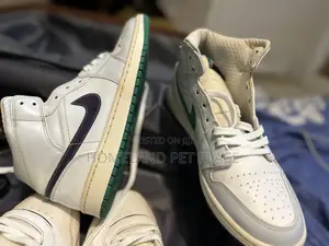 Used Original Nike (Breathe & Center) Sneakers
