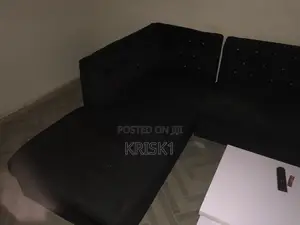 L-Shape Chair tare da Center Table - Home Interiors