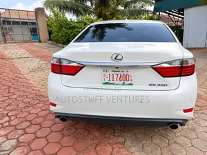 Lexus ES 350 FWD Sedan na 2015