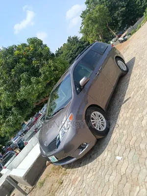 Toyota Sienna XLE AWD 7-Fitarwa ta 2013