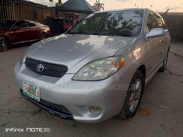 Toyota Matrix 2005 Silver - 1