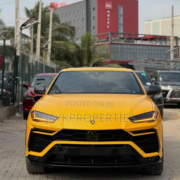 2022 Lamborghini Urus Yellow - 1
