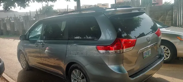 Toyota Sienna 2011 Grey - 1
