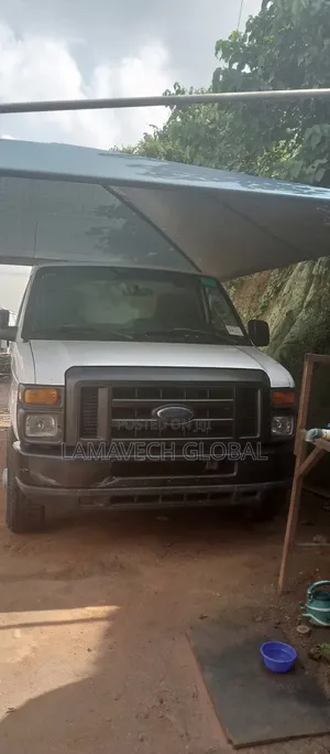 Ford E250 Cargo Van 2010 Fari
