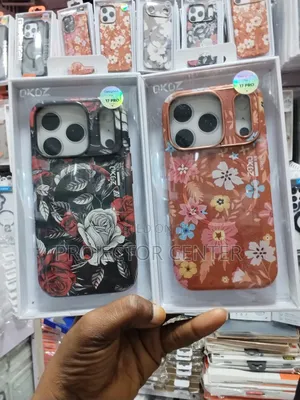 Tsohuwar Hannun Rogo Mai Siffar Furen Rosi don iPhone 17 Pro