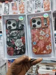 Tsohuwar Hannun Rogo Mai Siffar Furen Rosi don iPhone 17 Pro - 1