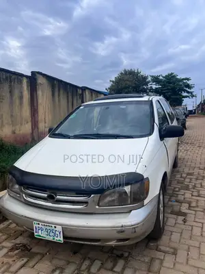 Toyota Sienna XLE 2001 Fari