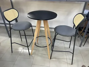 High Barstools tare da Bar Table - Filastin Baya