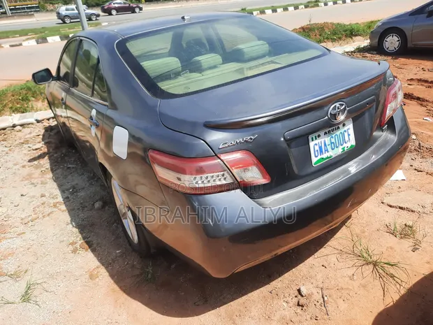 Toyota Camry 2011 Grey - 1