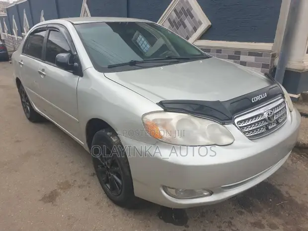 Toyota Corolla 2004 Silver - 1