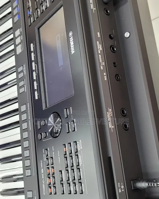 Yamaha PSR-SX720 Arranger Workstation - 1