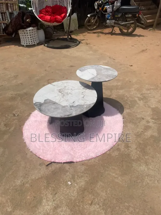 Teburin Tsakiya Mai Sama na Marble da Karfe - 1