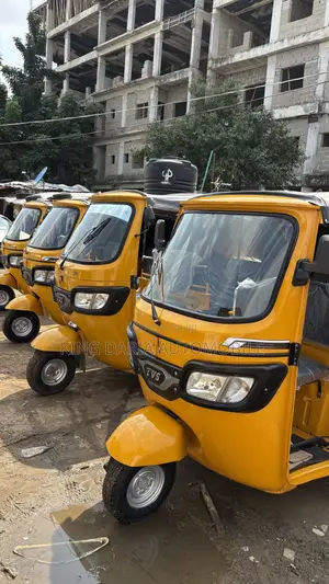TVS 2024 Deluxe Three-Wheeler - Yellow