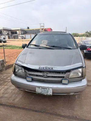 Toyota Sienna LE 1999 Gold