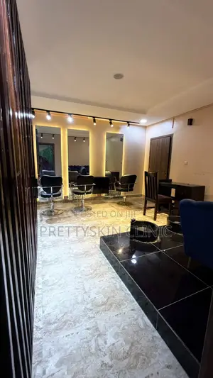 Gidan Gyaran Gashi Mai Cikakken Kayan Aiki don Hayarwa a Oniru, Lekki