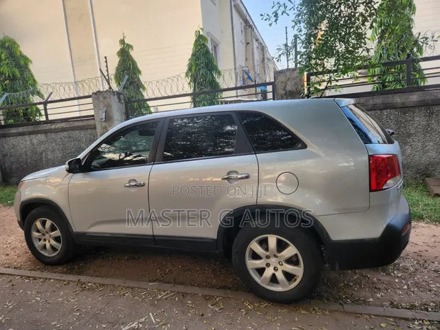 Kia Sorento 2012 Silver - 1
