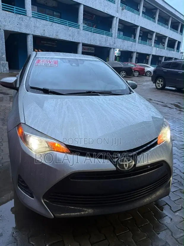Toyota Corolla 2018 Silver - 1
