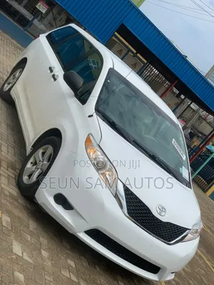 Toyota Sienna LE 7-Fitarwa 2012 Fari