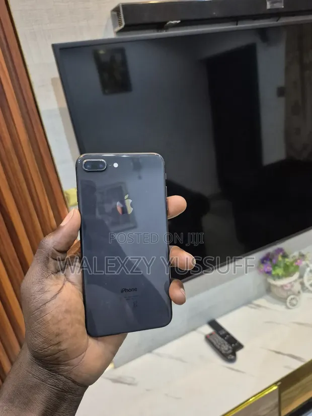 Apple iPhone 8 Plus 64GB Black - 1