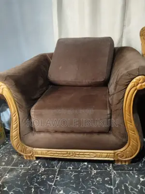 Kujerar hannu ta Suede mai launin Chocolate Brown da katako