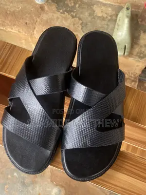 Takalmi Mai Kyau na Fata Baƙi - Gucci