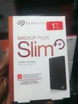 Seagate 1TB Backup Plus Slim Mai Girma Mai ɗaukar Hannu - 1